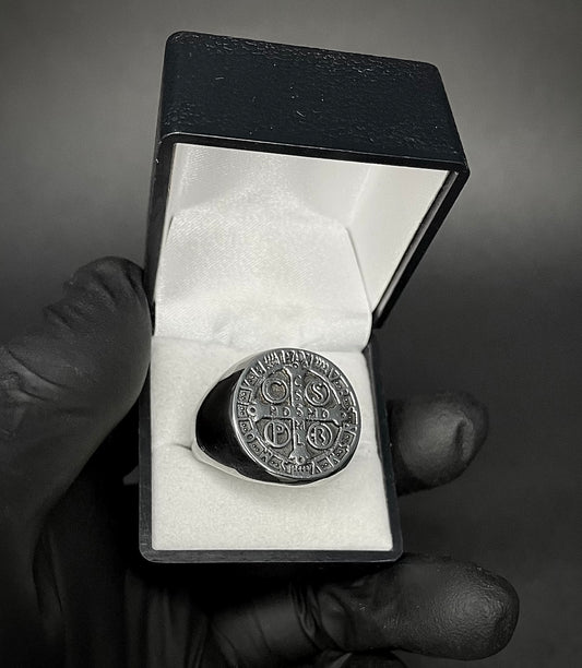 Anillo San Benito Enchapado En Plata