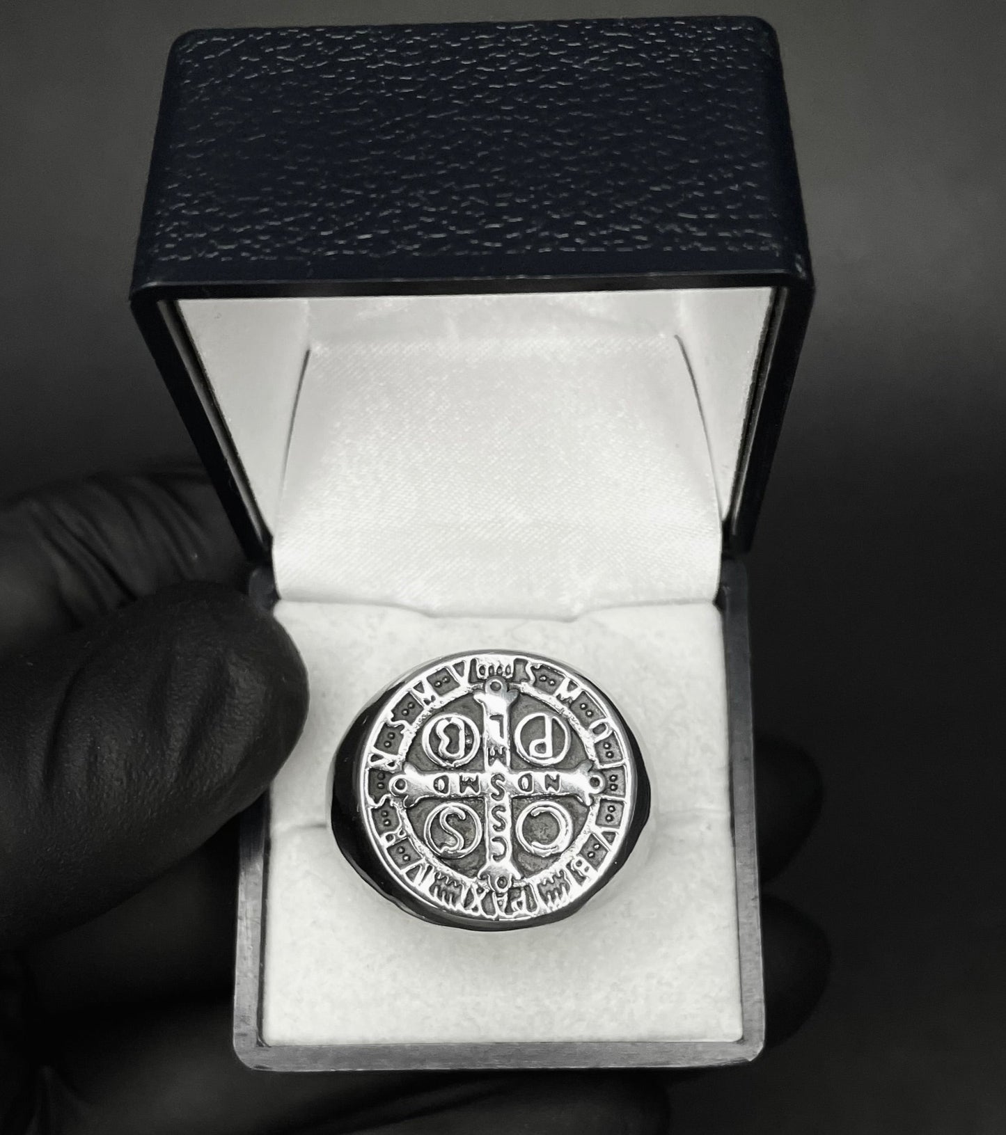 Anillo San Benito Enchapado En Plata