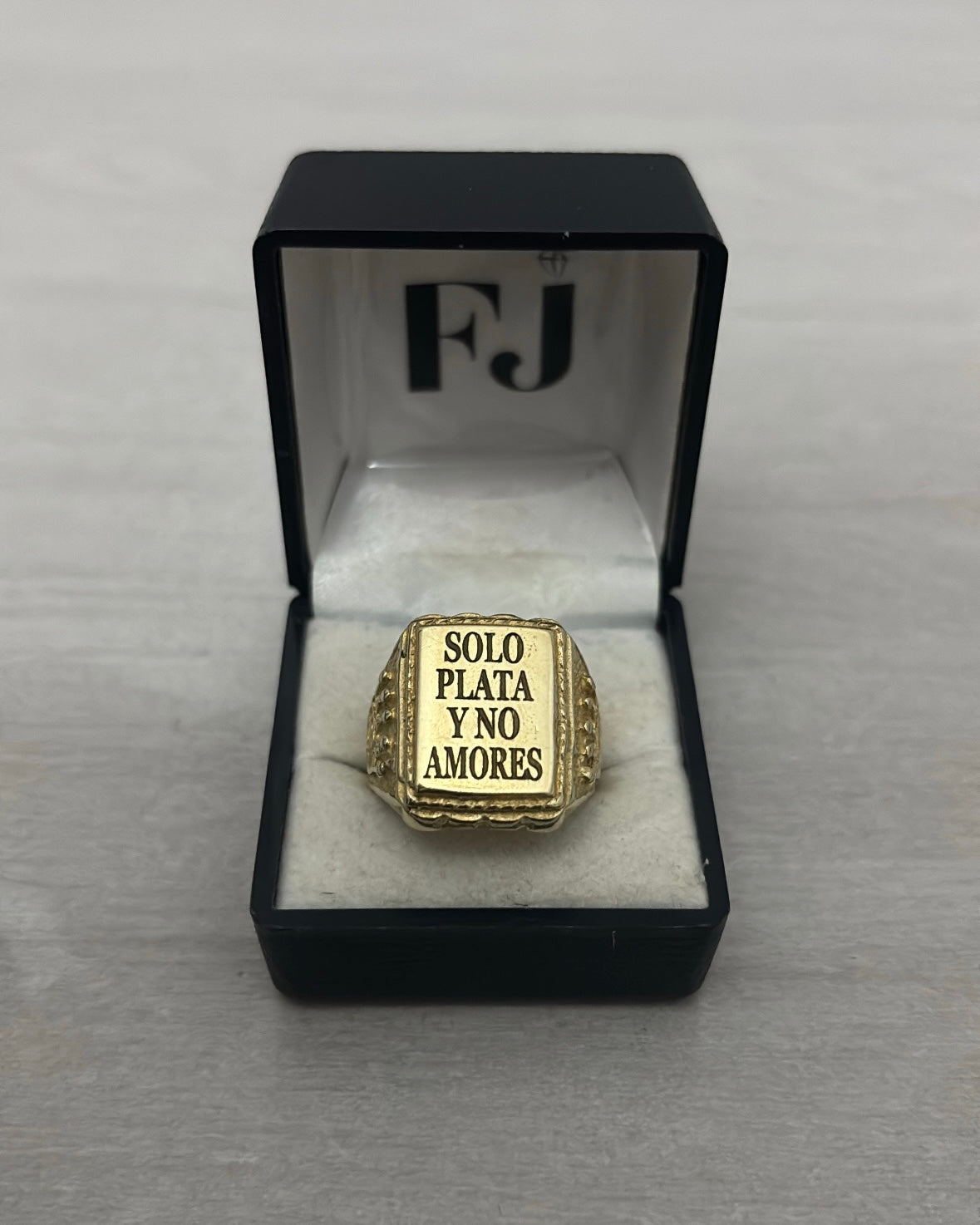 Anillo Sello “SOLO PLATA Y NO AMORES”
