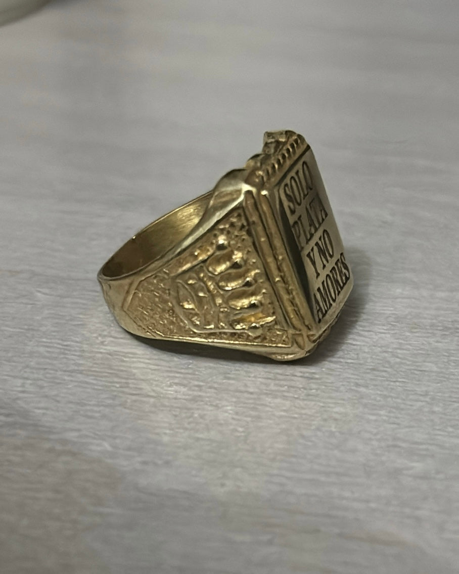Anillo Sello “SOLO PLATA Y NO AMORES”