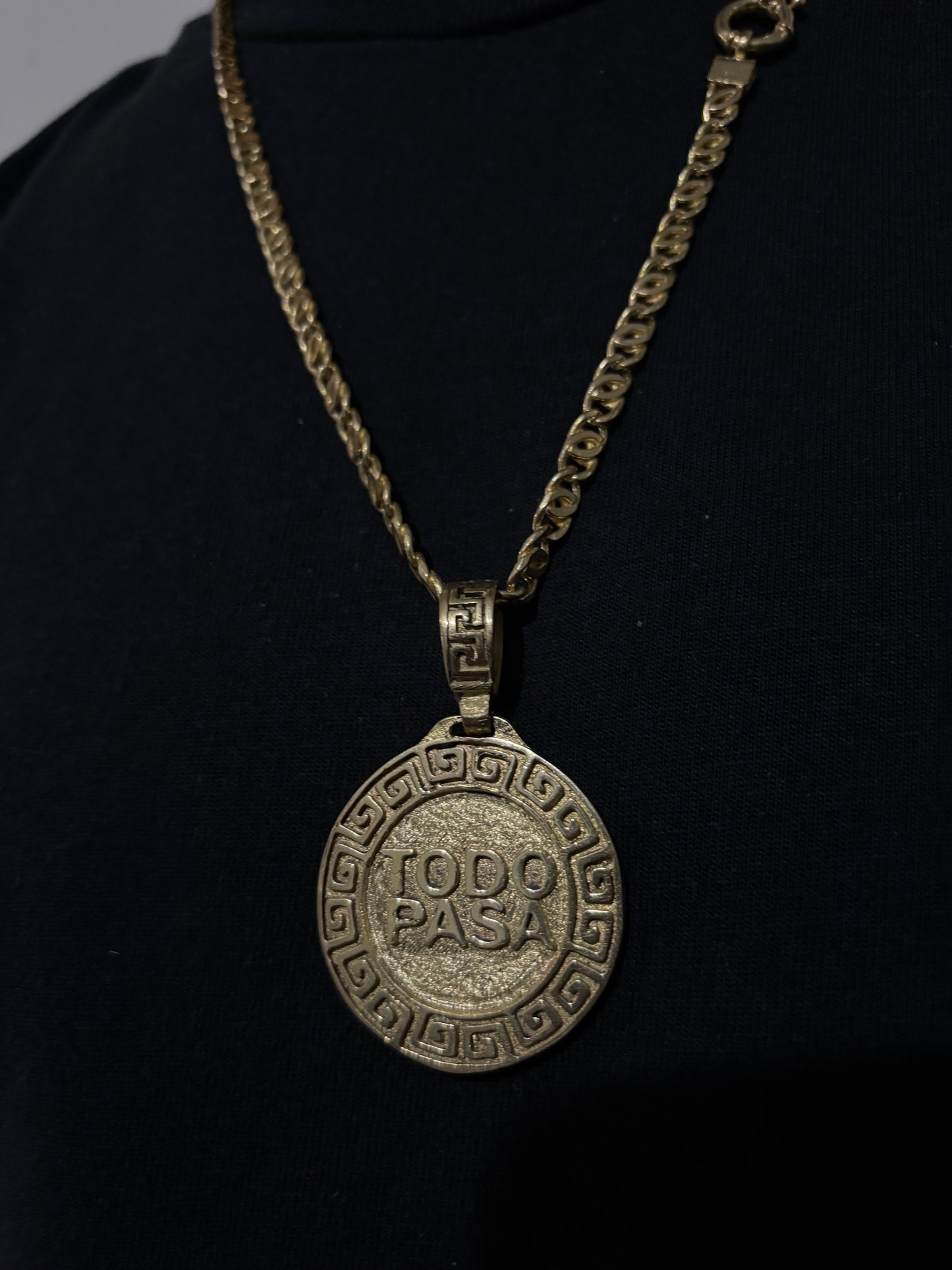 Medalla “TODO PASA” En Aleación “Oro Bajo”