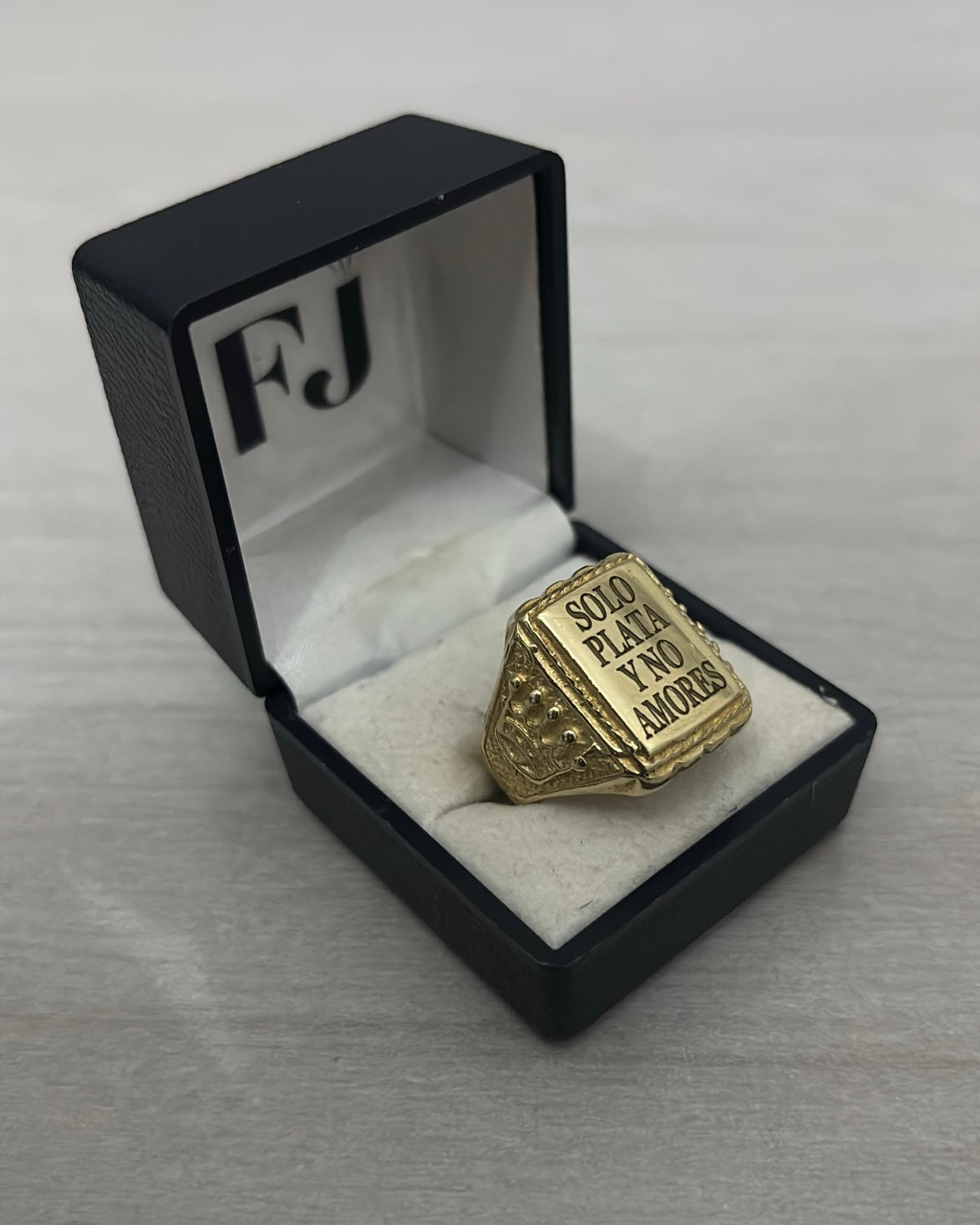 Anillo Sello “SOLO PLATA Y NO AMORES”