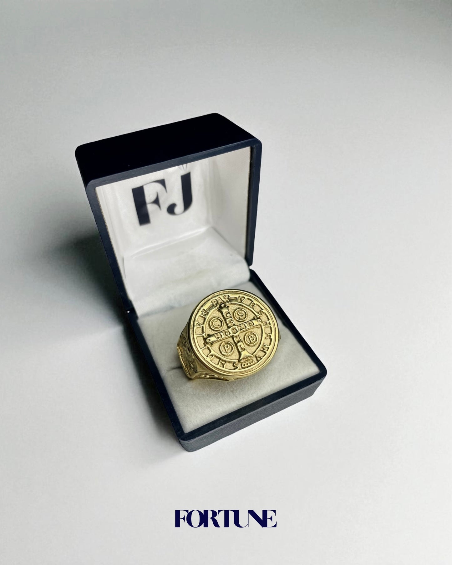 Anillo San Benito Enchapado En Oro