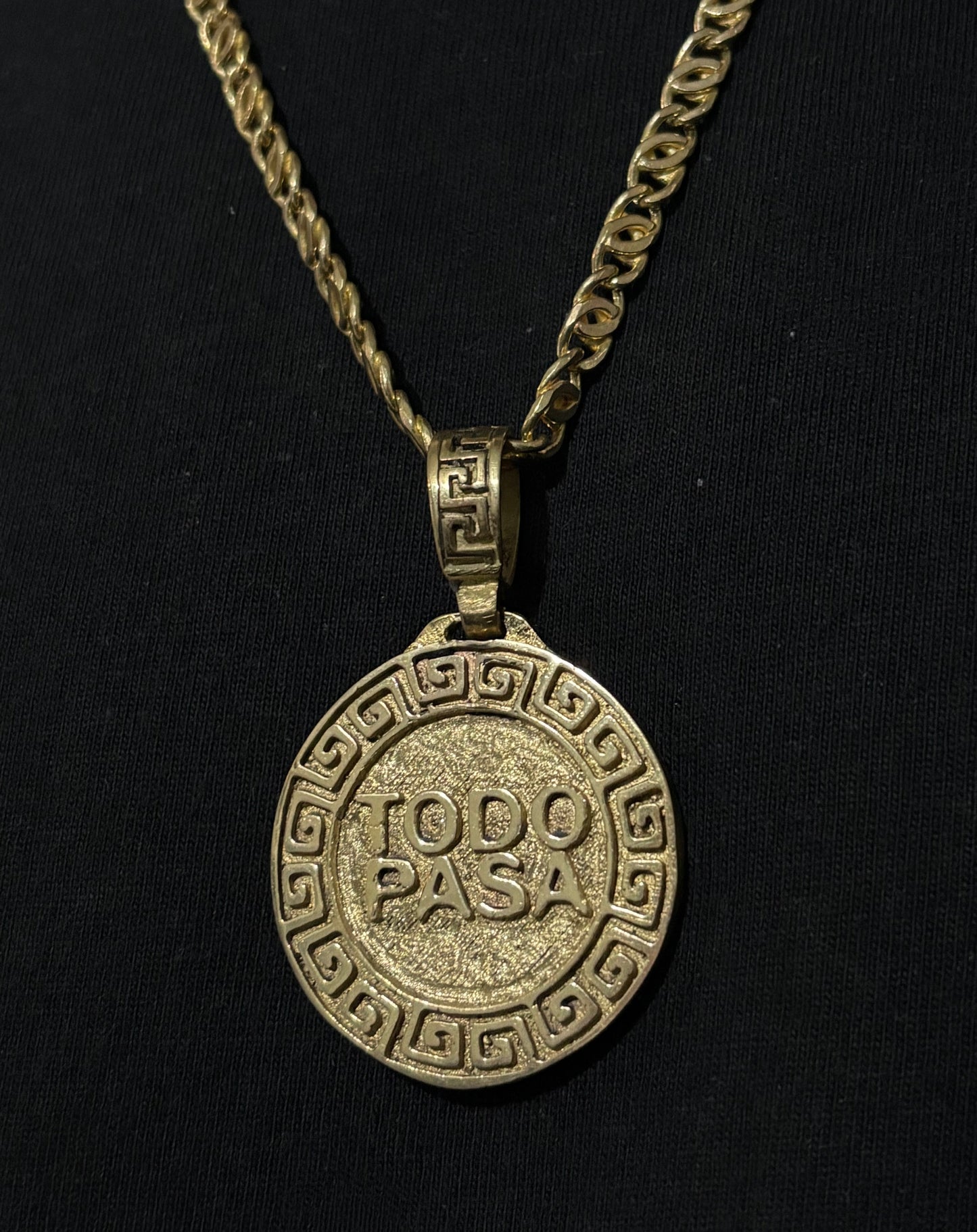 Medalla “TODO PASA” En Aleación “Oro Bajo”