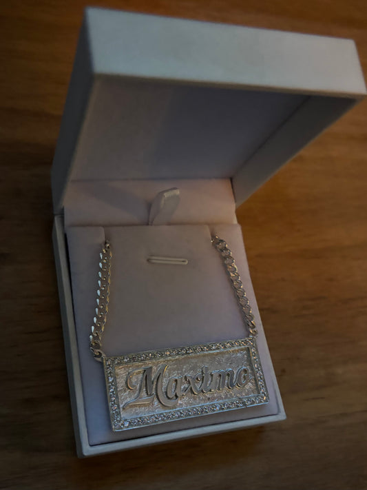 Cadena con nombre y marco con incrustaciones