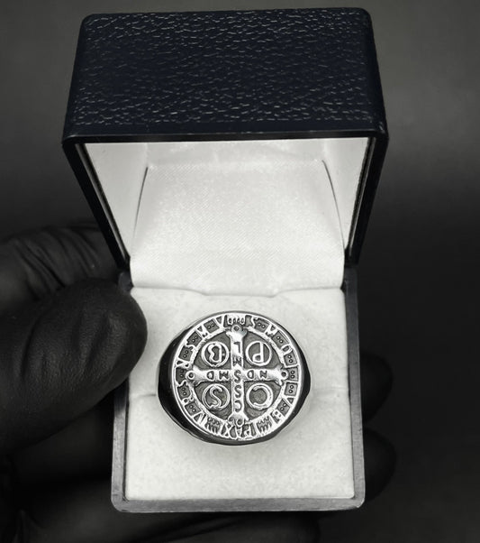 Anillo San Benito Enchapado En Plata